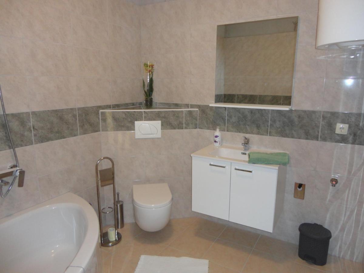Apartman Bozic Lägenhet Kaštel Štafilić Exteriör bild